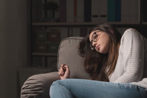Jovem triste e pensativa