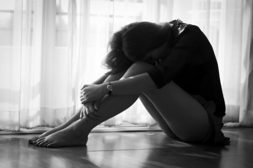 Mulher triste que não se esquece do parceiro