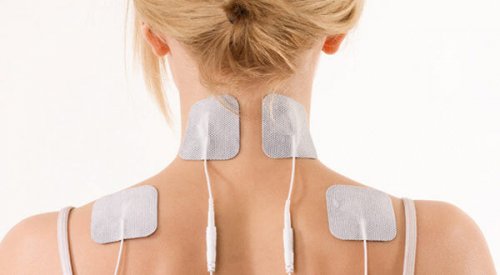 Mulher com eletrodos nas costas e no pescoço para tratar a capsulite