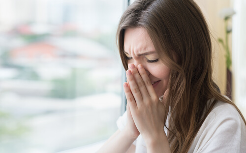 Mulher espirrando com alergia sazonal