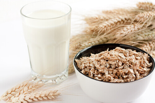 Aveia e água para preparar máscara facial