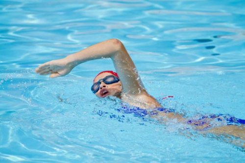 A natação ajuda a manter a forma após os 50