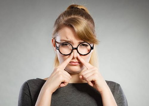 Moça com mal-estar por gripe