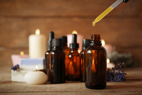 Esfoliantes com óleos essenciais para suavizar a pele