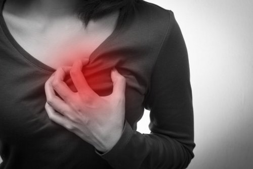 Mulher com mal-estar cardiaco
