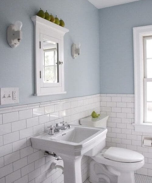 Banheiro com paredes brancas