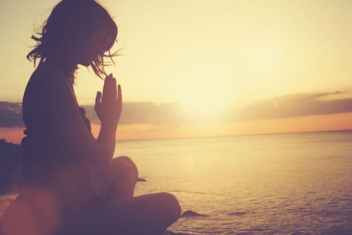 Mulher meditando na praia