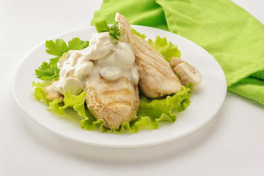 O potássio também é encontrado na carne branca, como a de frango, que também fornece outros nutrientes e vitaminas, entre elas a vitamina B3