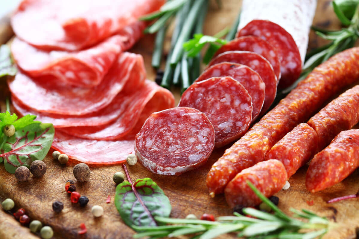 Os produtos de carne embutidos, assim como os alimentos enlatados, podem causar dificuldades digestivas