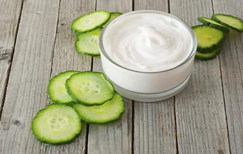 Iogurte natural e pepino podem reduzir as manchas do rosto