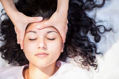 Mulher com cabelo cacheado
