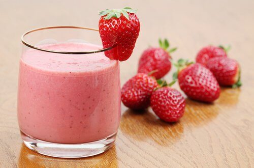 Suco de morango combate a acne