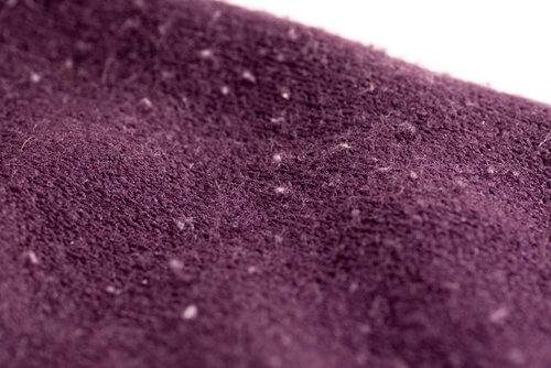 Tecido roxo com bolinhas