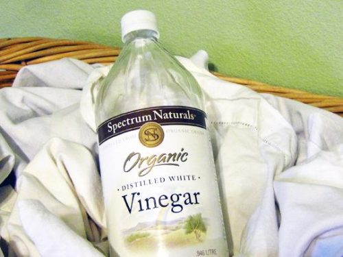 Vinagre branco para recuperar o branco da sua roupa