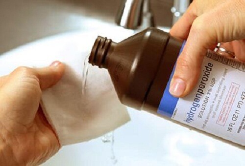 Água oxigenada pode ser usada para desinfetar o seu banheiro