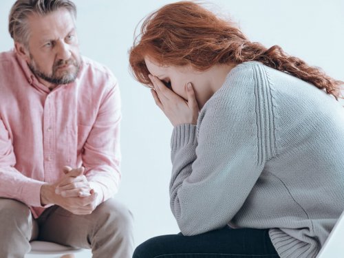 Mulher triste consultando um psicólogo