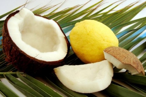 Tratamento de óleo de coco contra unhas frágeis
