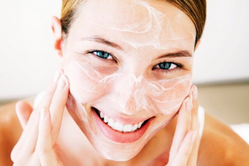 Mulher aplicando creme hidratante para tratar a secura da pele