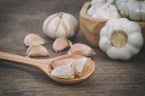Consumir alho ajuda a aumentar a produção natural de colágeno