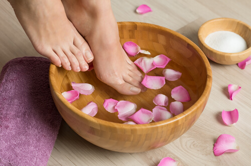 Banho com flores para reduzir joanetes nos pés