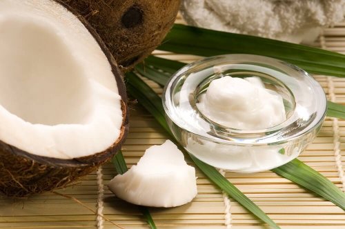 Combata manchas escuras no pescoço com óleo de coco