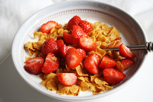 Café da manhã com cereais e frutas