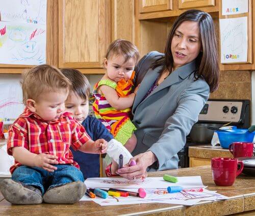 Uma mãe ocupada com filhos