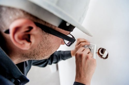 Contrate um bom eletricista para gastar menos eletricidade