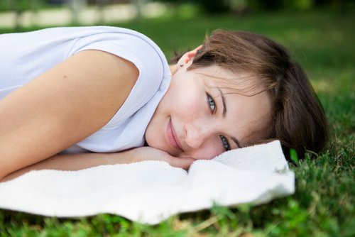Mulher relaxando e sentindo motivação e alegria