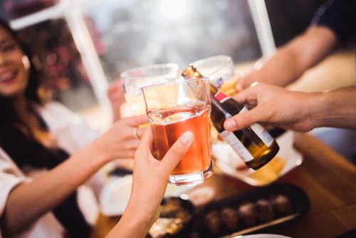Pessoas consumindo álcool