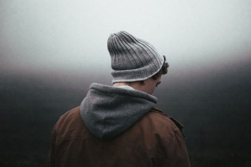 Jovem com depressão e ansiedade