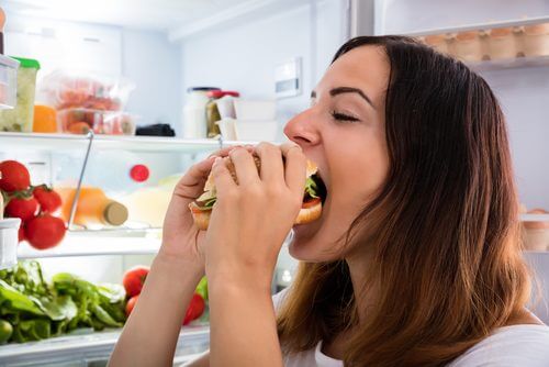 Combinar uma má alimentação com álcool aumenta o peso