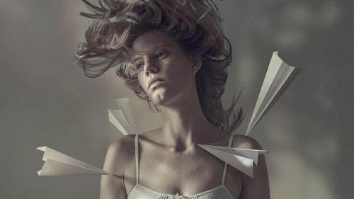 Mulher com medo aos aviões