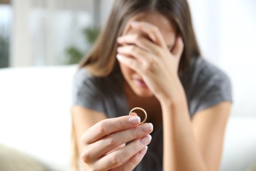 Mulher que se separou por causa da infidelidade do parceiro
