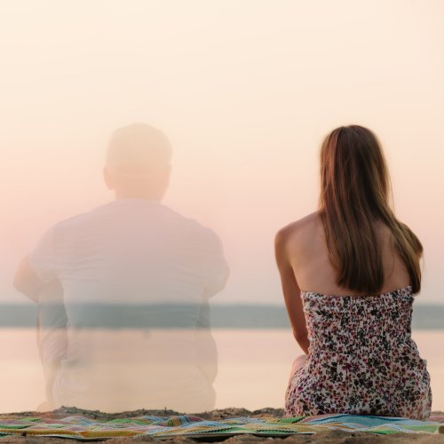 Mulher sozinha com o fantasme do seu parceiro