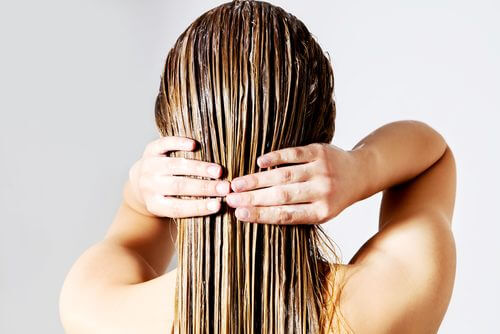 Uma mãe ocupada lavando o cabelo
