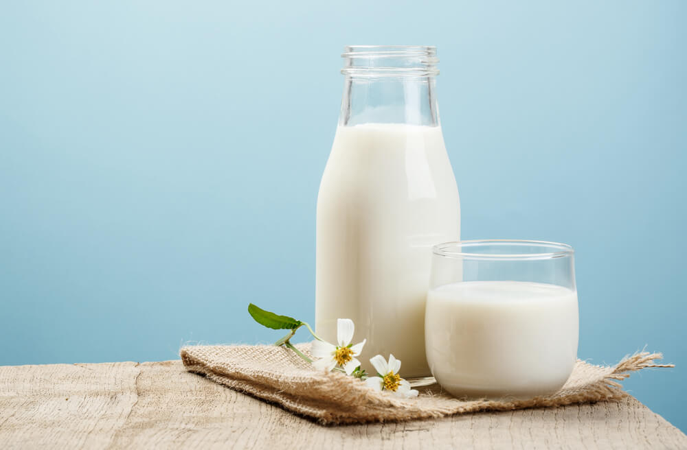 Garrafa e copo de leite com florzinhas