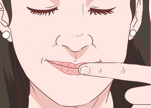Mulher fazendo exercícios para refinar o rosto