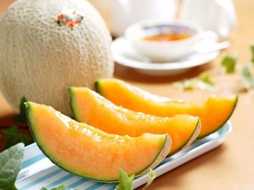 Batida gelada de melão é uma sobremesa nutritiva fácil de preparar.