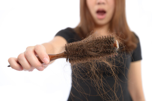 O cabelo cai durante a escovação
