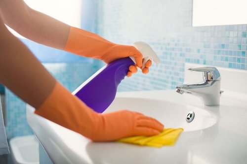 Não usar luvas para limpar pode ser uma das razões das unhas frágeis