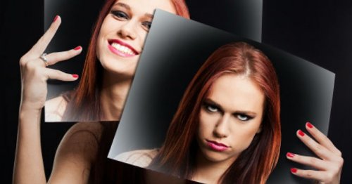 Mulher escondendo suas emoções com cartazes