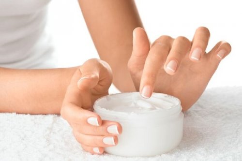A falta da aplicação de cremes hidratantes pode ser uma das razões das unhas frágeis