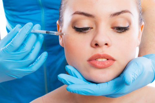 Mulher aplicando toxina botulínica