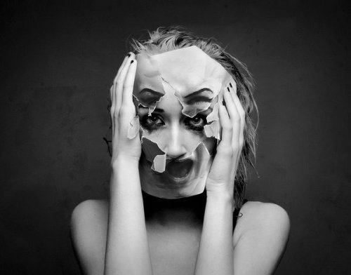 Mulher com rosto desfigurado
