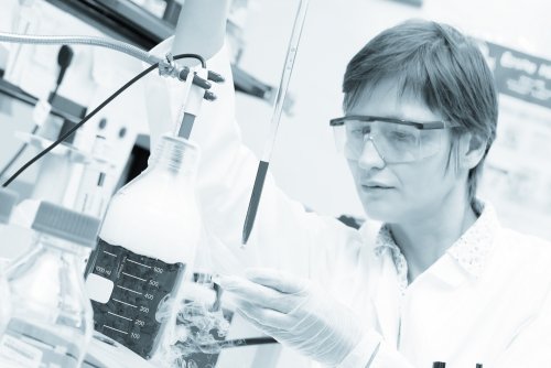Cientista estudando células-mãe