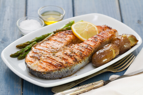 Peixe grelhado com limão