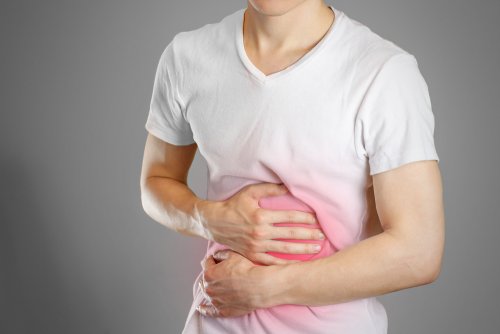 Homem com cólica pela gastroenterite