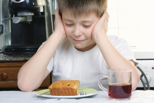 Menino com síndrome da alimentação seletiva que não quer comer a comida do prato