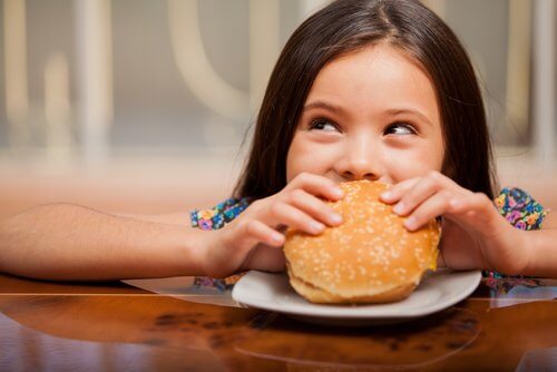 Menina com síndrome da alimentação seletiva se alimentando de forma errada